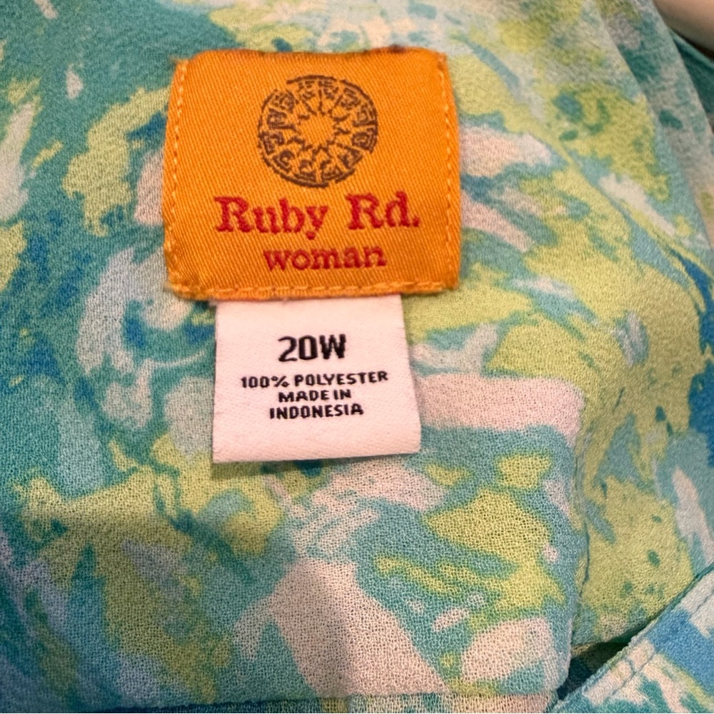 Ruby Rd. Plus 20W Abstract Print Button Front Blo… - image 7